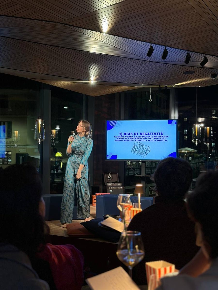 Sara presenta i bias cognitivi durante un suo talk a Milano
