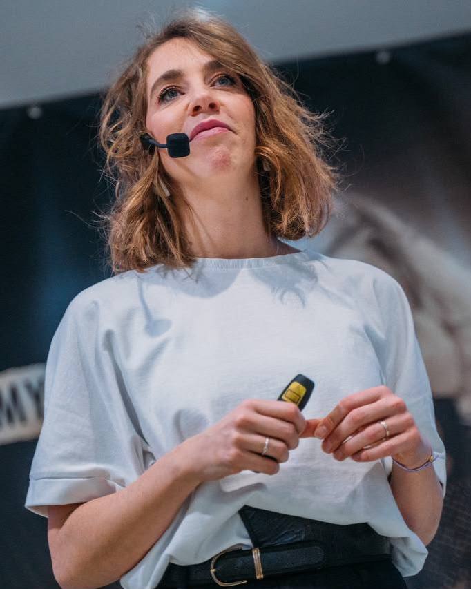 Sara Rossi sul palco durante un intervento